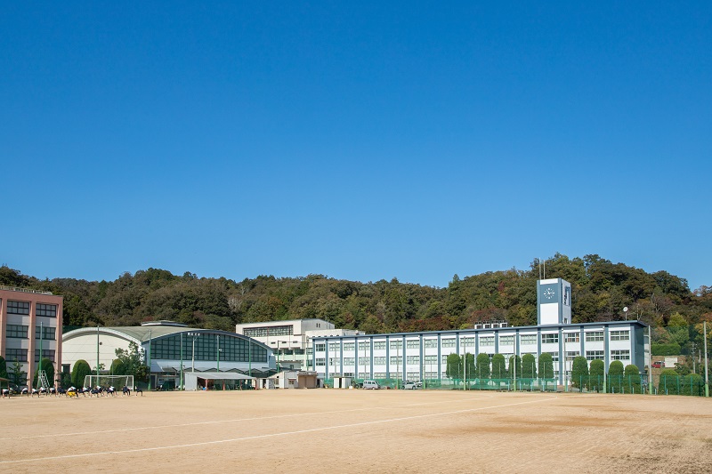 山と緑に囲まれた静かなキャンパスに、学生寮や食堂を完備